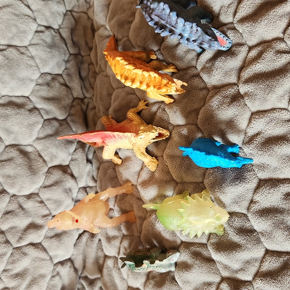 7 plastic Dinasaurs